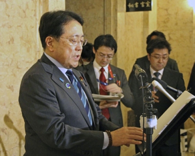 写真：記者会見でラピダスへの出資を発表する赤沢経産相＝２７日午前、国会