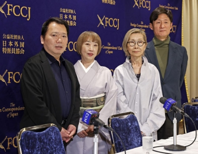 写真：日本外国特派員協会で記者会見に臨む映画「国宝」の関係者。左から歌舞伎床山の西松忠さん、歌舞伎メークの日比野直美さん、ヘアメークの豊川京子さん、李相日監督＝２７日午前、東京都千代田区