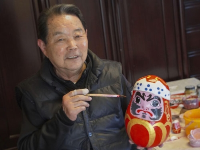 写真：「三原だるま保存育成会」代表の鳥生悦郎さん＝広島県三原市