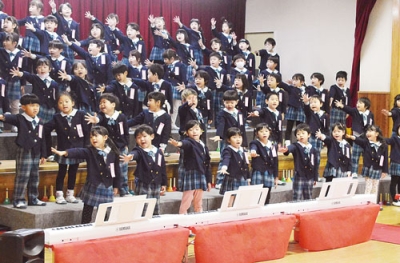 写真：合唱やミュージックベルを披露する年長児たち