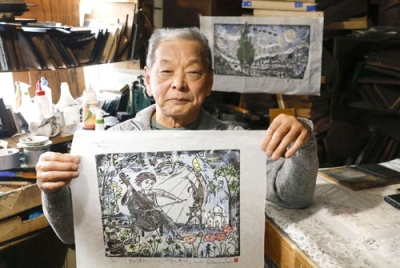 写真:宮沢賢治の絵本の挿絵を長年担当してきた版画家の佐藤国男さん=函館市