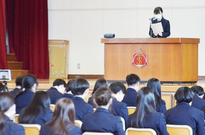 写真：壇上で将来の夢や目標を語る生徒