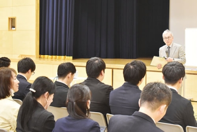 写真：子ども主体の授業づくりを解説する樺山教授