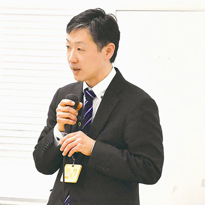 写真：協議会であいさつする田中林務課長
