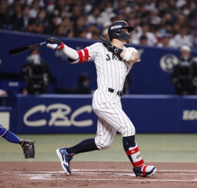 写真：１回日本代表１死一、二塁、佐藤が右越えに先制３ランを放つ＝バンテリンドーム