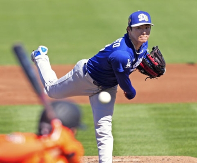 写真：ジャイアンツ戦に先発したドジャース・山本。３回を投げ５安打２失点だった＝スコッツデール（共同）