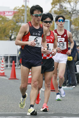 写真：日本選手権ハーフマラソン競歩男子で３位に入った野田明宏（手前）＝神戸市
