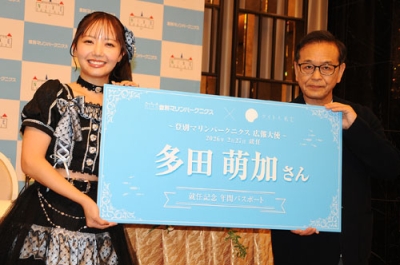 写真：就任証を手に記念写真に納まる多田さん（左）と木津支配人