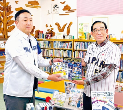 写真：森館長（左）に図書を手渡す田野島会長