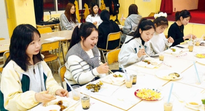 写真：ベトナム料理で旧正月を祝う参加者ら