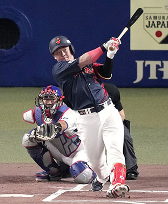 写真:1回日本代表2死、牧が左越えに先制ソロを放つ。捕手木下=バンテリンドーム
