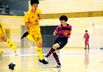 写真：【桜蘭中－プログレ】１点を追う前半、攻め込む桜蘭中・山田主将（１０）