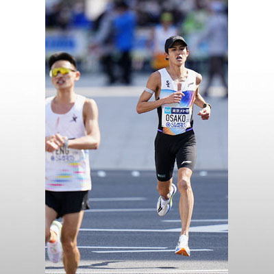 写真：男子日本勢トップの１２位でゴールする大迫傑＝東京都千代田区