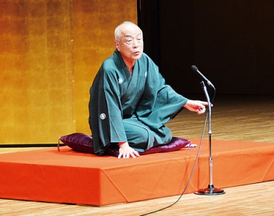 写真:チャリティー落語会に特別出演した北海道在住の落語家、笑生十八番さん