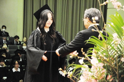 写真：卒業証書を受け取る女子生徒