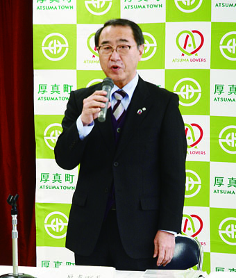 写真：２６年度予算案を発表する宮坂町長