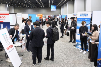 写真:就職情報会社マイナビが開催した企業の合同説明会=1日午後、東京都内