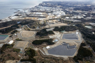 写真：福島県双葉町の中間貯蔵施設。奥は東京電力福島第１原発＝２月