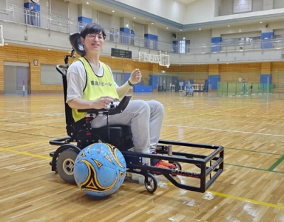 写真：電動車いすに乗りサッカーを体験する芸人「イダリアン」さん＝２０２５年６月、横浜市（本人提供）