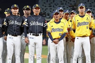 写真：試合前のセレモニーで、写真に納まる（前列左から）ソフトバンク・徐若熙、小久保監督、中信兄弟の平野監督ら＝台北ドーム（共同）