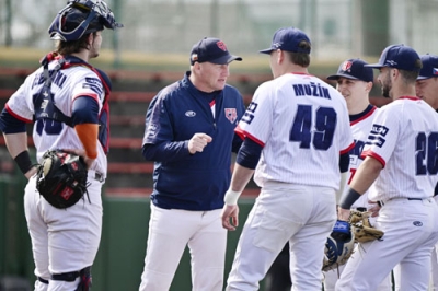 写真：ロッテとの練習試合で、投手交代の際に選手を励ますＷＢＣチェコ代表のハジム監督（左から２人目）＝都城