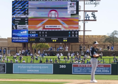 写真：申告を受け、球場のモニターに投球の通過場所が映し出される様子＝グレンデール（ロイター＝共同）