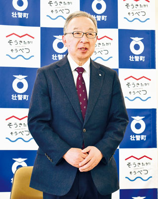 写真：２０２６年度の予算案を説明する田鍋町長