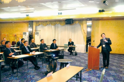 写真：商工会議所議員について渡部専務（右）の講話を聴く議員