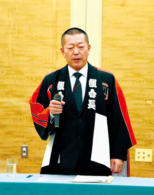 写真：通常総会であいさつする三浦組合長