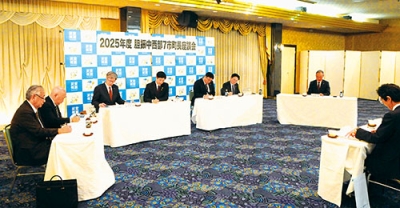 写真：経済対策や人口減少対策などで議論を深めた胆振中西部７市町長座談会