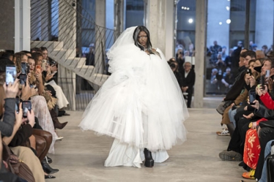 写真：パリ・コレクションで行われた「ウェインサント」のショー＝２日、パリ（ゲッティ＝共同）