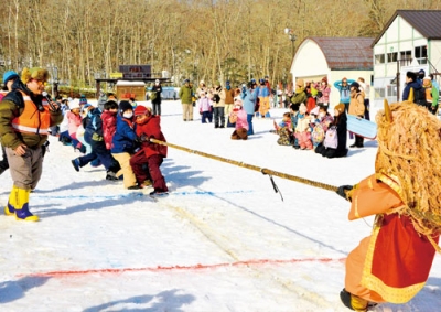 写真:湯鬼神との綱引きを楽しむ子どもたち=昨年3月1日