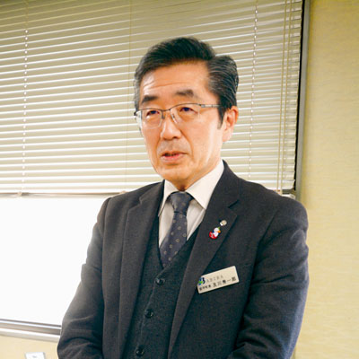 写真：２０２６年度予算案を発表する及川町長