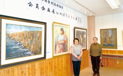 写真：作品を展示した岩佐さん（右）と大島さん