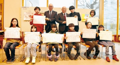 写真：読書紹介文と感想画で入賞した児童・生徒ら