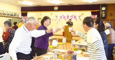 写真:乾杯してひなまつりを楽しむ三寿会の参加者ら