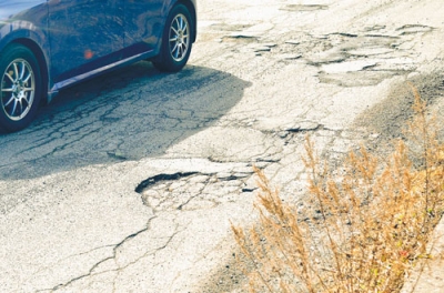 写真：道路にできた「ポットホール」。室蘭市内であちこちに見られる（３日、東町３）