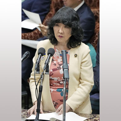 写真：衆院予算委の省庁別審査で説明する片山財務相＝４日午前