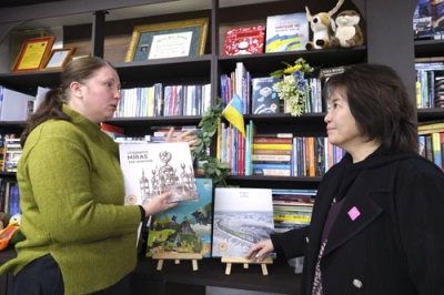 写真：図書室の本棚の前で言葉を交わす村上ダリヤさん（左）と浮世満理子さん＝２月、東京・渋谷