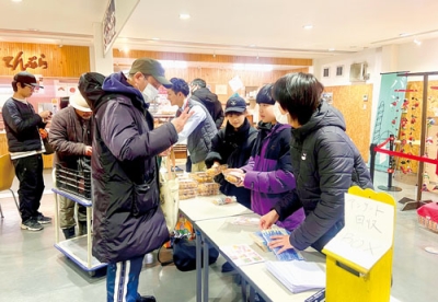 写真:伊達産食材を使ったコロッケを販売する伊達小6年生(提供写真)
