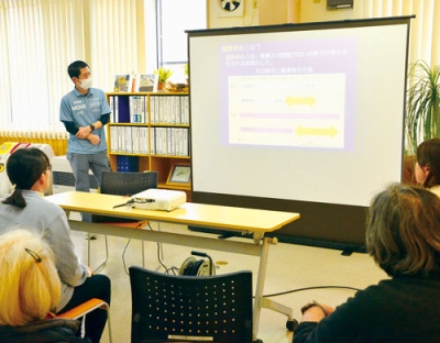 写真：体を動かすことが脳にも良い影響を及ぼすと解説した髙山さん