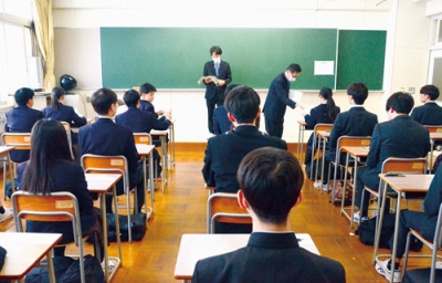 写真:試験の開始を待つ受験生たち=4日午前9時20分ごろ、室蘭東翔高校