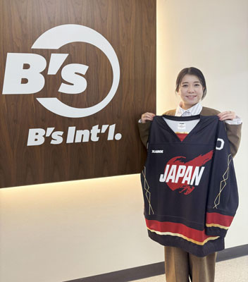 写真：ビーズインターナショナルが製作したパラアイスホッケー日本代表ユニホームを持つ、同社の人事部・広報室マネージャーの岡部千春さん＝２月、東京都目黒区