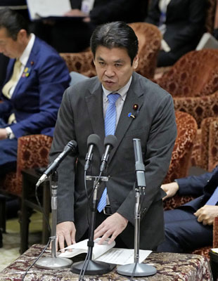 写真：衆院予算委の省庁別審査で説明する松本文科相＝５日午前