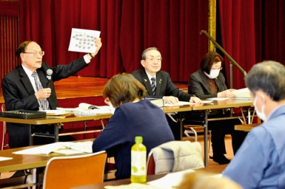 写真：ＬＩＮＥを使った新たな情報伝達網の構築を呼びかける市連町の鳴海文昭事務局長（左）、工藤会長（中）