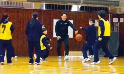写真：柏木さんと一緒にバスケットボールを楽しむ生徒たち