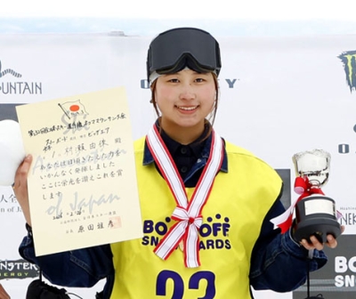 写真：スノーボードの全日本選手権女子ビッグエアで優勝し、表彰式で笑顔の村瀬由徠＝２月、星野リゾートネコママウンテン