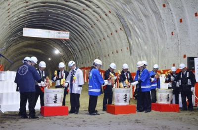 写真：鏡開きで二ツ森トンネルの貫通を祝う出席者＝５日、仁木町
