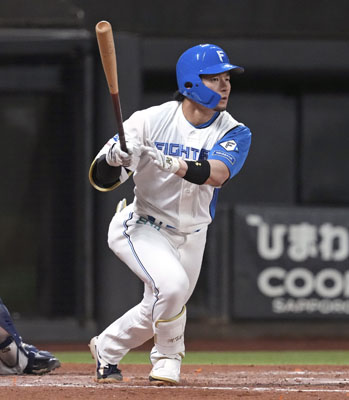 写真：４回、２点二塁打を放つ日本ハム・水野＝エスコンフィールド