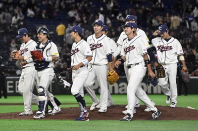 写真：チェコに勝利し、喜ぶ韓国の選手たち＝東京ドーム